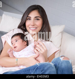 Closeup portrait of beautiful brunette mère avec mignon fille nouveau-né walking heureux jeune famille arabe Banque D'Images