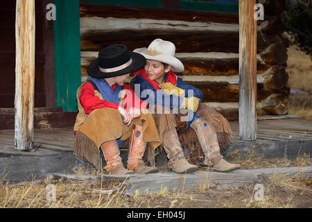 USA, Wyoming, deux jeunes cow-boys face à face Banque D'Images