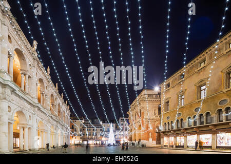 L'Europe, Italie, Vénétie, Vicenza, les décorations de Noël sur la place Piazza Signori, Site du patrimoine mondial de l'UNESCO Banque D'Images