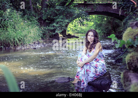 Portrait d'une jeune femme dans une rivière Banque D'Images