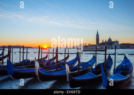 L'Europe, Italie, Vénétie, Venise, San Giorgio Maggiore sur Basino di San, lever du soleil sur la lagune de Venise Banque D'Images