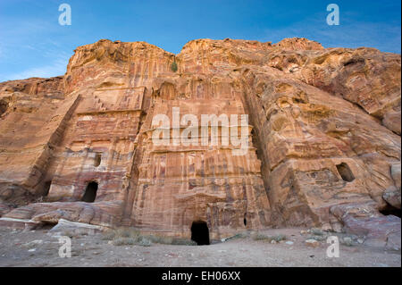 Trois des tombes royales à Petra en Jordanie Banque D'Images