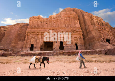 PETRA, JORDANIE - OCT 12, 2014 : l'homme avec un âne est en passant en face du Palais tombeau à Petra en Jordanie Banque D'Images