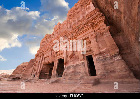 Le Palais tombe à Petra en Jordanie est l'un des plus grand de les tombeaux royaux. Partie de la façade a été terminée avec pré-assemblés Banque D'Images