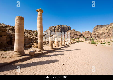 En piliers romains de la rue à colonnade à Petra en Jordanie Banque D'Images