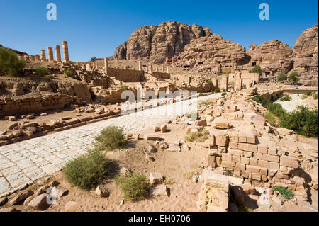 Le Grand Temple (à gauche) dans la rue à colonnade à Petra en Jordanie Banque D'Images