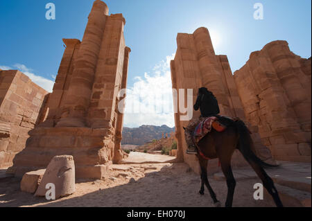 Porte qui mène à la rue à colonnade en face du Grand Temple à Petra en Jordanie Banque D'Images