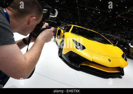 Genève, Suisse. 4e Mar, 2015. Un photographe prend une photo de la Lamborghini Aventador SV affichée à la foire Palexpo un jour avant l'ouverture officielle du 85e Salon International de l'Automobile à Genève, Suisse, le 4 mars 2015. Le 85e Salon International de l'Automobile de Genève se déroulera du 05 au 15 mars 2015. Photo : Felix Kaestle/dpa/Alamy Live News Banque D'Images