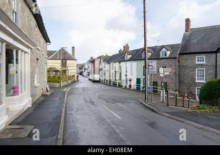 Vue vers le bas High Street, dans le Shropshire ville de Bourg-d'Oisans Banque D'Images