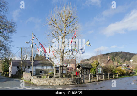 La cérémonie des drapeaux suspendus Arbor arbre dans le Shropshire village d'Aston sur d'Oisans. Le village encore célèbre la Journée de l'arbre Banque D'Images