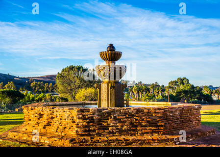 La fontaine en face de la Mission San Luis Rey De Francia (fondée en 1798). Oceanside, California, United States. Banque D'Images