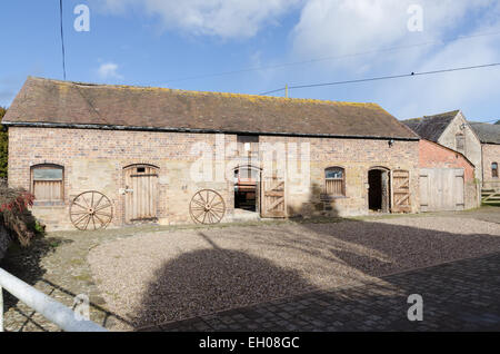 Ferme traditionnelle et grange dans le village de Shropshire Aston sur d'Oisans Banque D'Images