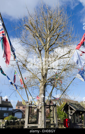 La cérémonie des drapeaux suspendus Arbor arbre dans le Shropshire village d'Aston sur d'Oisans. Le village encore célèbre la Journée de l'arbre Banque D'Images