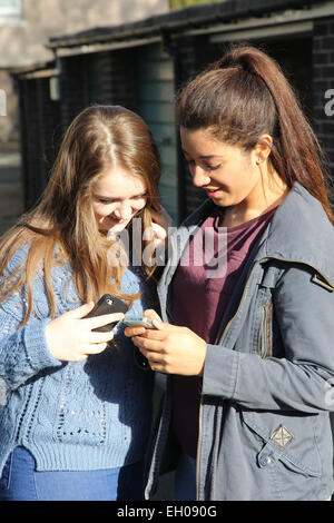 Teenage Girls looking at mobile phone - modèle libéré Banque D'Images