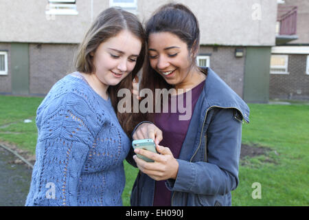 Teenage Girls looking at mobile phone - modèle libéré Banque D'Images