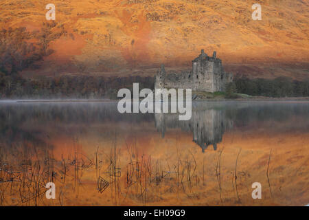 Le Château de Kilchurn, Loch Awe, en Écosse au lever du soleil Banque D'Images