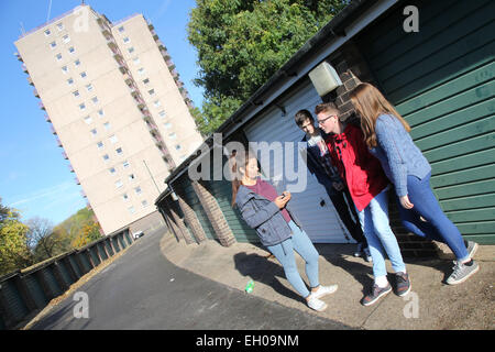 Groupe adolescent près de appartements - modèle libéré Banque D'Images