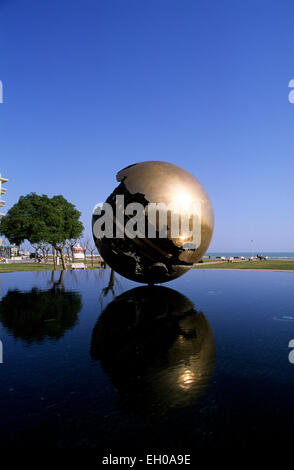 Italie, le Marche, Pesaro, Piazzale della Libertà, sculpture d'Arnaldo Pomodoro Banque D'Images