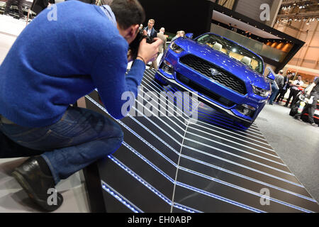 Genève, Suisse. 4e Mar, 2015. Un homme prend une photo d'une Ford Mustang Convertible au Musée Ariana l'un jour avant l'ouverture officielle du 85e Salon International de l'Automobile à Genève, Suisse, le 4 mars 2015. Le 85e Salon International de l'Automobile de Genève se déroulera du 05 au 15 mars 2015. Photo : Felix Kaestle/dpa/Alamy Live News Banque D'Images