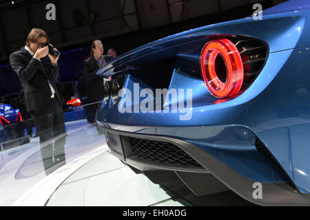 Genève, Suisse. 4e Mar, 2015. Un homme prend une photo d'une Ford GT à l'expositions Palexpo un jour avant l'ouverture officielle du 85e Salon International de l'Automobile à Genève, Suisse, le 4 mars 2015. Le 85e Salon International de l'Automobile de Genève se déroulera du 05 au 15 mars 2015. Photo : Felix Kaestle/dpa/Alamy Live News Banque D'Images