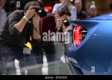 Genève, Suisse. 4e Mar, 2015. Deux hommes prennent des photos d'une Ford GT à l'expositions Palexpo un jour avant l'ouverture officielle du 85e Salon International de l'Automobile à Genève, Suisse, le 4 mars 2015. Le 85e Salon International de l'Automobile de Genève se déroulera du 05 au 15 mars 2015. Photo : Felix Kaestle/dpa/Alamy Live News Banque D'Images