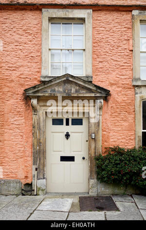 Porte avant et fenêtre d'une maison d'époque peinte à Corsham, Wiltshire, Angleterre, Royaume-Uni Banque D'Images