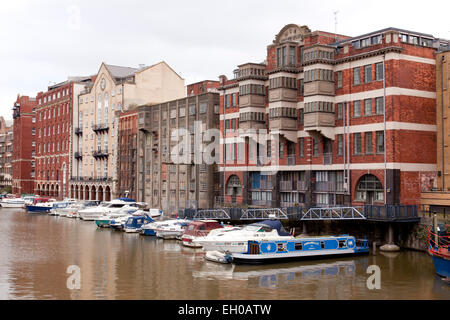 Anciens entrepôts et appartements avec bateaux amarrés à côté, Redcliffe Wharf, Bristol harborside, ville de Bristol, Angleterre, ROYAUME-UNI Banque D'Images