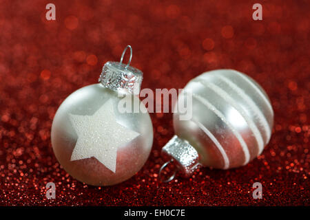 Boules de Noël blanc sur fond rouge Banque D'Images