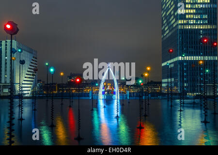 Fontaine multicolore et allumé en arc de Triomphe, vue depuis l'Esplanade de La Défense nationale, lors de la nuit à Paris, France Banque D'Images