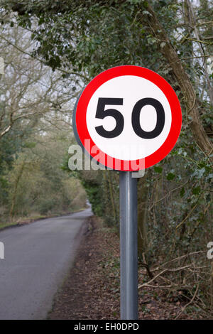 50mph vitesse limite signe de route sur un chemin de campagne au Royaume-Uni. Banque D'Images