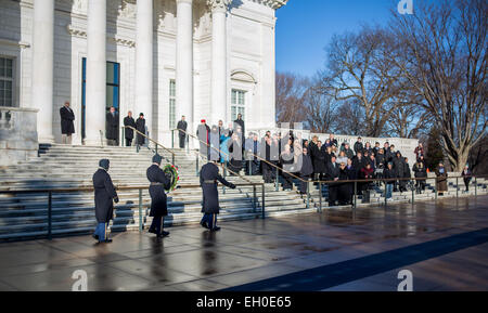 Le personnel de la NASA watch comme une couronne est mis au tombeau des inconnues par l'administrateur de la NASA Charles Bolden et sa femme Alexis dans le cadre de la Journée du Souvenir, mercredi 28 janvier 2015 à Arlington National Cemetery à Arlington, Va. les couronnes ont été déposées à la mémoire de ces hommes et femmes qui ont perdu leur vie dans la quête de l'exploration spatiale. Banque D'Images