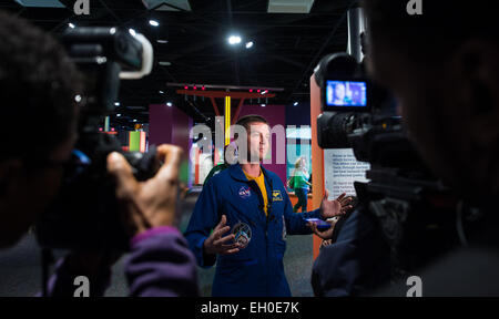 L'astronaute de la NASA Reid Wiseman est interviewé par les médias à la Maryland Science Center au cours d'une visite à sa ville natale, Baltimore, Md, le mercredi 11 février, 2015. Wiseman a servi des expéditions 40 et 41 avec Maxim Suraev de l'Agence spatiale fédérale russe (Roskosmos) et Alexander Gerst de l'ESA (Agence Spatiale Européenne), et sont rentrés chez eux en novembre 2014. Banque D'Images