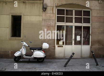 Bâtiment blanc moto garée dehors dans le vieux quartier El Raval, dans le centre de Barcelone, Catalogne, Espagne. Banque D'Images