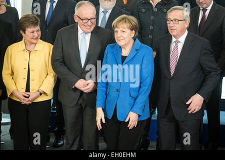 Bruxelles, Belgique. 4e Mar, 2015. (L-R), Kristalina Georgieva, vice-président de la Commission européenne pour le budget et les ressources humaines, Frans Timmermans, premier vice-président de la Commission européenne pour l'amélioration de la réglementation, les relations inter-institutionnelles, l'état de droit, et la Charte des droits fondamentaux, chancelier fédéral allemand, Angela Merkel et Jean-Claude Juncker, le président de la Commission européenne posent pour la photo au siège de la Commission européenne à Bruxelles, Belgique le 04.03.2015 par Wiktor Dabkowski : dpa Crédit photo alliance/Alamy Live News Banque D'Images