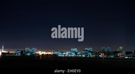 Un F-22 Raptor taxis vers la piste avant de voler un drapeau rouge 15-1 formation mission le 4 février 2015, à Nellis Air Force Base, Nevada nuit missions ont été intégrés dans l'indicateur rouge pour se préparer pour les missions des équipages dans des environnements peu éclairés. Le F-22 est affecté à la 94e Escadron de chasse à Joint Base Langley-Eustis, Va. Banque D'Images