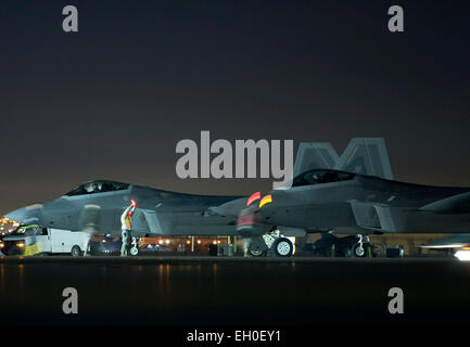 Deux chefs d'équipage prévôt F-22 Raptors affecté à la 94e Escadron de chasse à Joint Base Langley-Eustis, Va., à Nellis Air Force Base, Nevada, le 4 février 2015. En plus d'activités en journée, Drapeau Rouge effectue des exercices de formation pendant les heures d'obscurité pour s'entraîner pour les environnements de faible visibilité. Banque D'Images