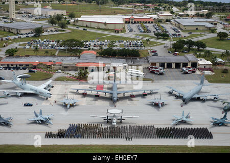 Exercice à faire face au Nord 15 participants et d'aéronefs de l'US Air Force, US Navy, Japan Air Self-Defense Force, Royal Australian Air Force, République de Corée, l'Armée de l'air Royal New Zealand Air Force et Philippine Air Force prendre une photo de groupe, le 13 février 2015, à la base aérienne d'Andersen, Guam. Faire face nord 15 est un exercice d'entraînement sur le terrain multilatéral annuel qui met l'accent sur l'échange et l'exécution des tactiques, techniques et procédures, tout en renforçant l'interopérabilité. Banque D'Images