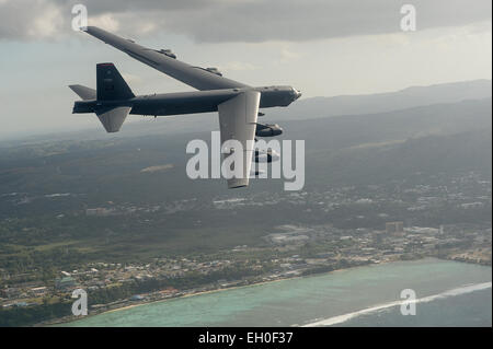 L'US Air Force UN B-52H Stratofortress du 96e Escadron expéditionnaire bombe vole au large de Guam au cours de faire face Nord 15, 17 février 2015. Par le biais d'exercices d'entraînement comme l'exercice Faire Face Nord 15, les États-Unis, le Japon et l'Australie, les forces de l'air développer les capacités de combat, l'amélioration de la supériorité aérienne, la guerre électronique, de l'interdiction aérienne, le transport aérien tactique et aerial refueling. Banque D'Images