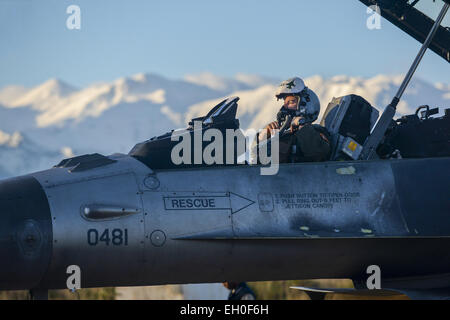 Un F-16 Fighting Falcon fighter pilote avion affecté au 480e Escadron de chasse expéditionnaire fixe son masque respiratoire, à son casque le 30 janvier 2015, au cours d'un déploiement d'entraînement au vol à la baie de Souda, la Grèce. L'aéronef a effectué la formation dans le cadre d'accords bilatéraux entre le déploiement des forces aériennes grecques et américaines à développer l'interopérabilité et la cohésion entre les deux partenaires de l'OTAN. Banque D'Images