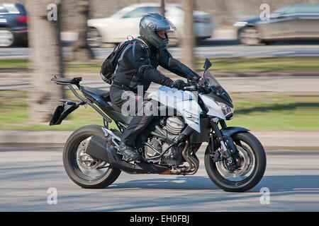 Moscou, Russie - le 20 avril 2014 : le motard fast riding sur une Kawasaki moto de course dans la région de Moscou, Russie. Banque D'Images