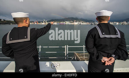 L'homme les marins comme les rails San Antonio déployées à l'avant-classe de transport amphibie USS dock Green Bay (LPD 20) arrive à Sasebo, au Japon. Green Bay est le remplacement de l'Austin déclassés de la classe de transport amphibie USS Denver dock (9 LPD), auparavant l'avant-déployé à Sasebo, et renforcera la présence aux États-Unis amphibie 7e flotte dans le cadre de la U.S. Navy's plan à long terme d'envoyer le plus avancé et le plus capable des unités à la région Asie-Pacifique. Banque D'Images