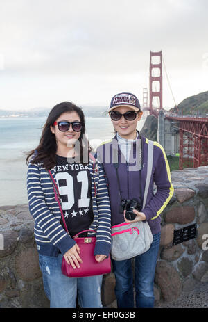 Les jeunes femmes adultes touristes posant pour photographier à Vista Point du côté nord du Golden Gate Bridge ville de Sausalito en Californie Banque D'Images