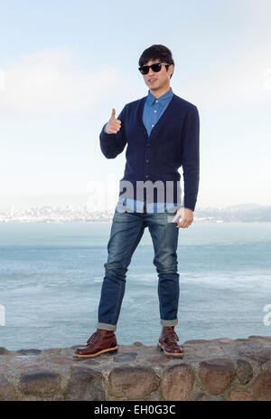 1, l'un, l'homme asiatique, posant pour une photographie, touriste, visiteur, visiter, côté nord du golden gate bridge, vista point, ville de Sausalito, Californie Banque D'Images