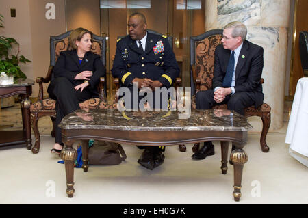 La sécurité intérieure Lisa Monaco, Conseiller Général de l'Armée commandant de CENTCOM Lloyd Austin, et ancien conseiller à la sécurité nationale Stephen Hadley chat à l'aéroport international King Khaled, alors qu'ils attendaient l'arrivée du président Obama à Riyadh, Arabie saoudite, le 27 janvier 2015, d'étendre nos condoléances à la fin le roi Abdallah et inviter et rencontrer le nouveau roi Salman. Banque D'Images