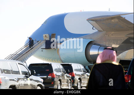 Le président Obama et la Première Dame Michelle Obama descendre de l'Air Force One après un vol au départ de New Delhi, en Inde, à l'aéroport international King Khaled de Riyad, Arabie saoudite, le 27 janvier 2015, afin qu'ils, Secrétaire d'État américain John Kerry et d'autres dignitaires pourrait étendre ses condoléances au Roi Abdullah et inviter et rencontrer le nouveau roi Salman. Banque D'Images
