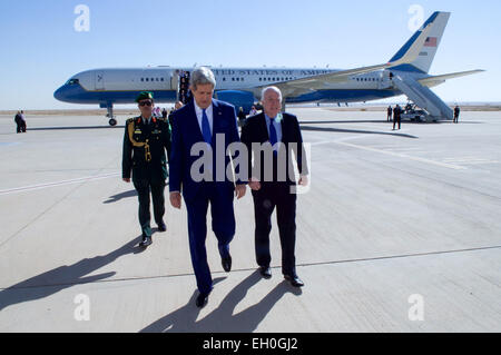 Le secrétaire d'Etat John Kerry se promène avec son ancien collègue du congrès, le sénateur américain John McCain, à leur arrivée à l'aéroport international King Khaled de Riyad, Arabie saoudite, le 27 janvier 2015, d'étendre nos condoléances à la fin le roi Abdallah et inviter et rencontrer le nouveau roi Salman. Banque D'Images