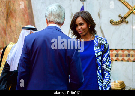 Le secrétaire d'Etat John Kerry salue la Première Dame Michelle Obama après avoir salué le nouveau roi Salman d'Arabie saoudite à l'Erqa Palais Royal à Riyad, en Arabie Saoudite, le 27 janvier 2015, et après avoir rejoint le président Obama, la Première Dame, et d'autres dignitaires pour présenter nos condoléances à la fin le roi Abdallah. Banque D'Images