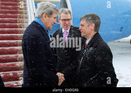 Le secrétaire d'Etat John Kerry, flanqué de l'Ambassadeur américain en Ukraine, Geoffrey Pyatt, accueille une officielle de l'Ukraine après le secrétaire est arrivé à harfang Kiev, Ukraine, le 5 février 2015, pour rencontrer le Président Petro Poroshenko, Pavlo Klimkin, Ministre des affaires étrangères et Premier ministre Arseniy Iatseniouk. Banque D'Images