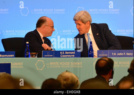 Le secrétaire d'Etat John Kerry s'entretient avec le Ministre français de l'intérieur Bernard Cazeneuve au cours de la Maison Blanche pour lutter contre l'extrémisme violent Sommet's Première session -- Comprendre l'extrémisme violent aujourd'hui -- au département d'État des États-Unis à Washington, D.C., le 19 février 2015. Banque D'Images