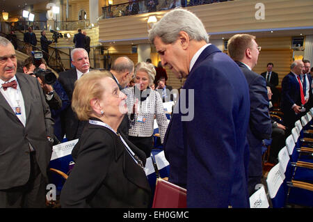 Le secrétaire d'Etat John Kerry parle avec l'un de ses prédécesseurs, l'ancien secrétaire d'Etat Madeleine Albright, le 8 février 2015, avant de faire des remarques et participe à un groupe de discussion avec le Ministre français des Affaires étrangères Laurent Fabius et le ministre allemand des affaires étrangères, Frank-Walter Steinmeier lors de la Conférence de Munich sur la sécurité à Munich, Allemagne. Banque D'Images